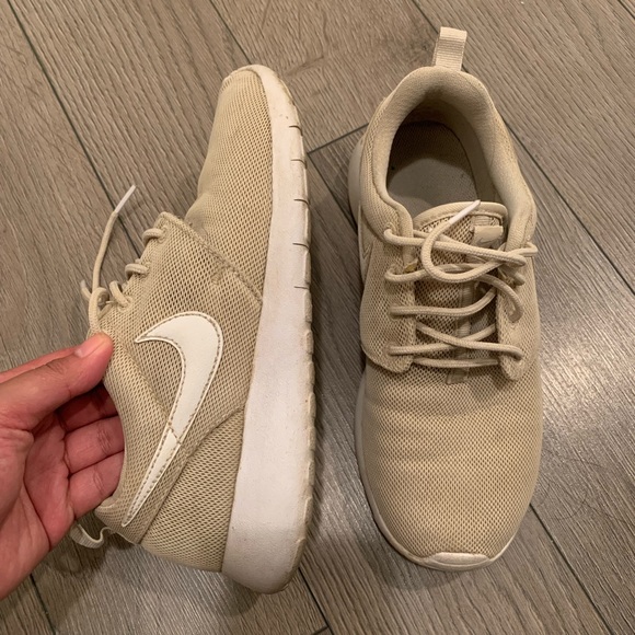 Cream Nike Roshe